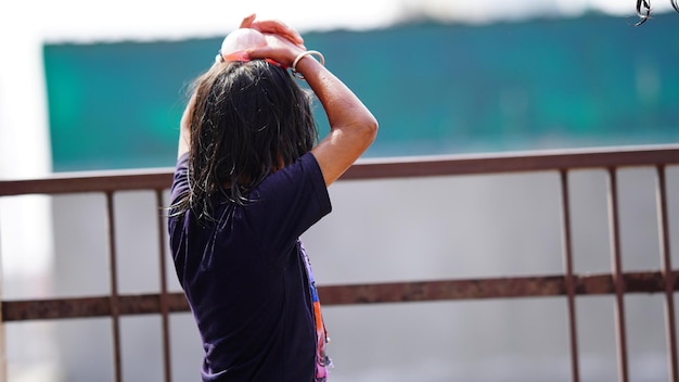 Linda chica jugando con agua con globo de agua con sus amigos