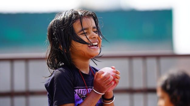 Linda chica jugando con agua con globo de agua