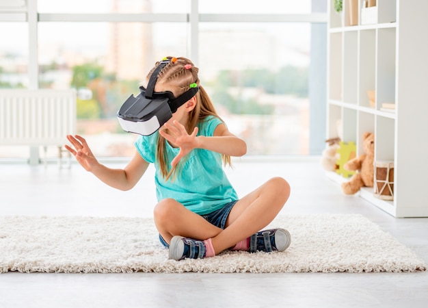 Linda chica jugando juegos en realidad virtual