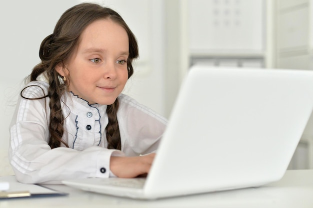 Linda chica con laptop