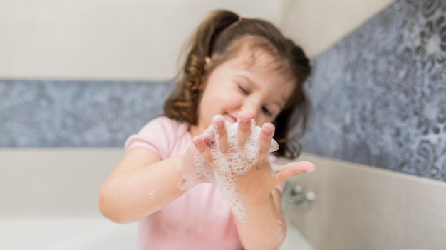 Foto linda chica lavándose las manos