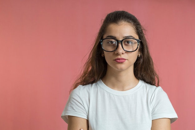 Linda chica moderna con gafas