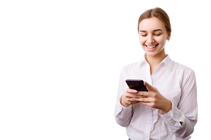 Linda chica de oficina en blusa blanca con teléfono inteligente