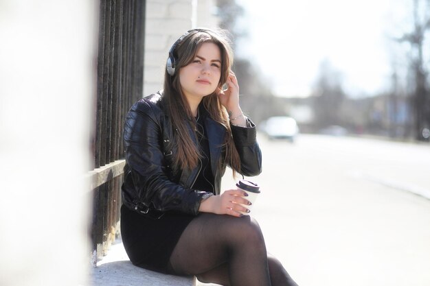 Linda chica en un parque de otoño