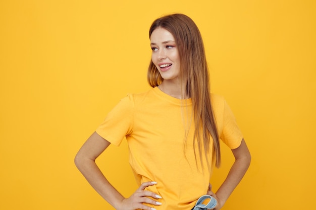 Linda chica pelirroja en una camiseta amarilla fondo amarillo