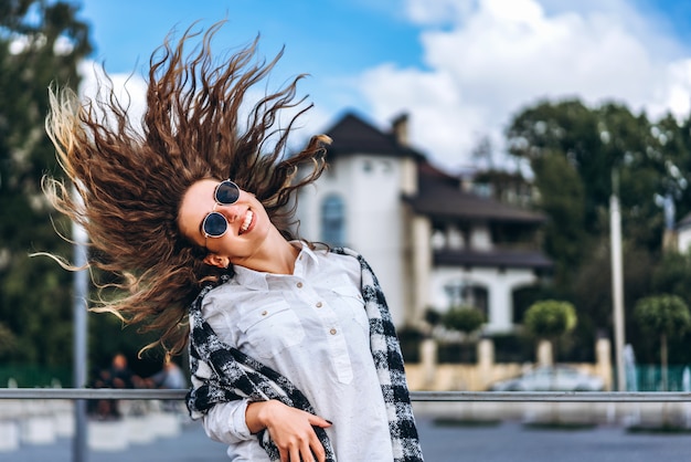 Linda chica con pelo rizado divertirse al aire libre