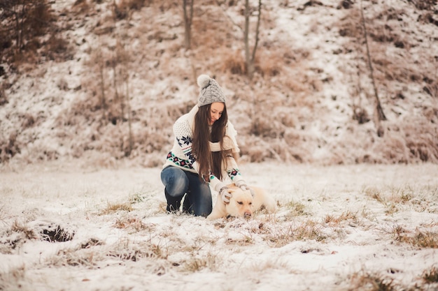 Linda chica con un perro