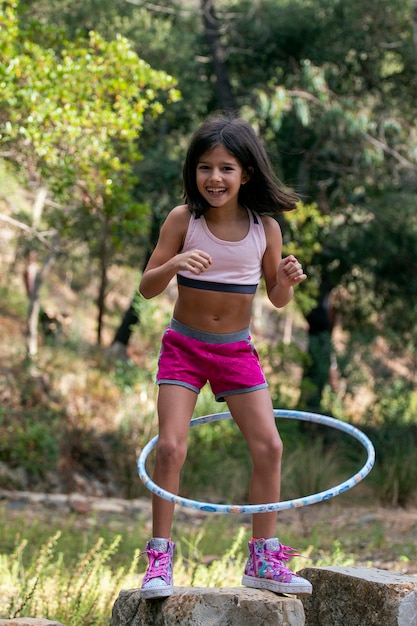 Linda chica posando con hula-hoop
