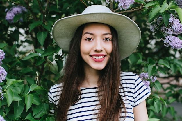 linda chica posando con sombrero