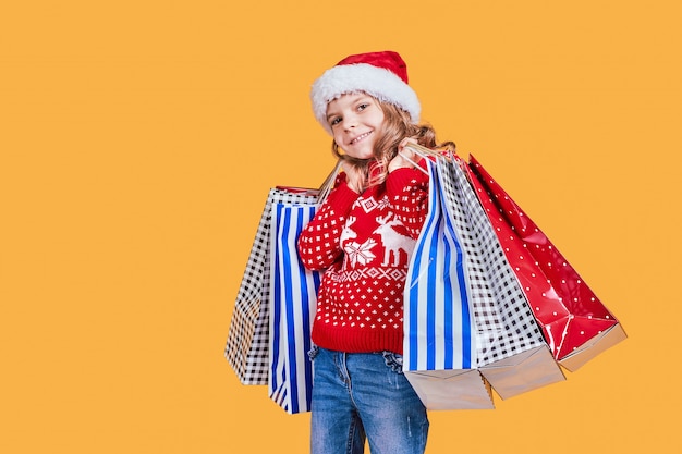 Linda chica con regalos de Navidad