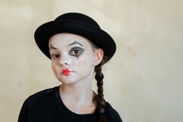 Linda chica seria con maquillaje de halloween mirándote