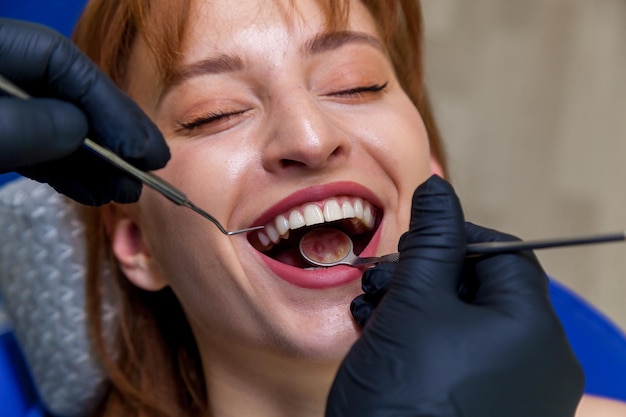 Linda chica sonriendo al dentista