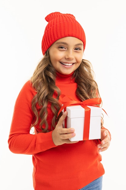 Linda chica sosteniendo una caja de regalo en un blanco