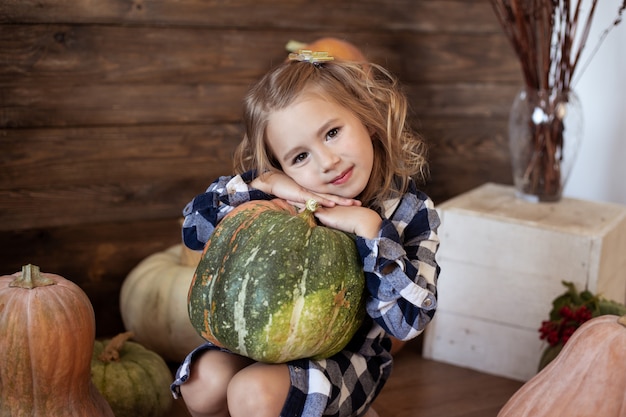 Linda chica sosteniendo una calabaza