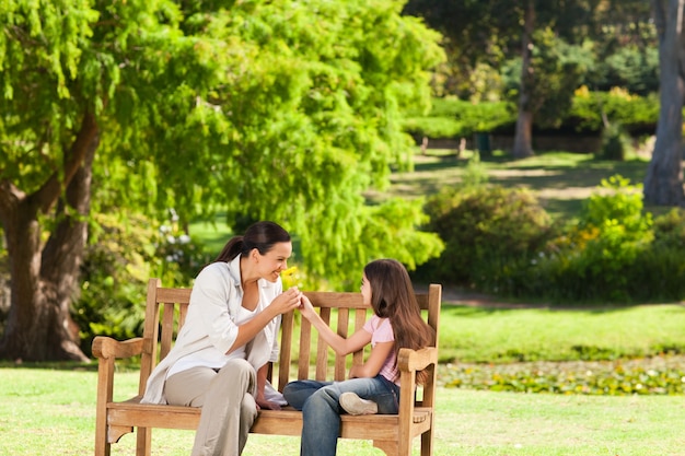 Linda chica con su madre en el parque