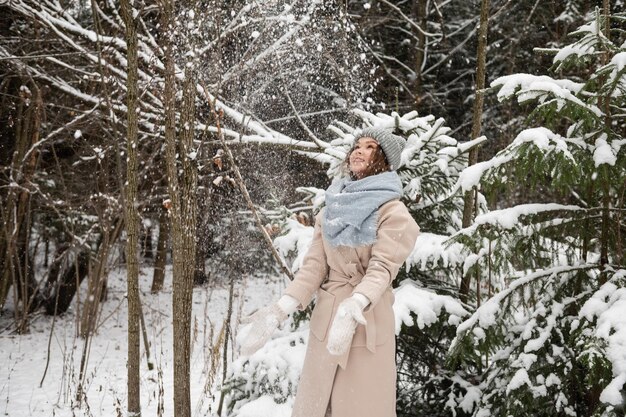 Linda chica tira nieve en la calle