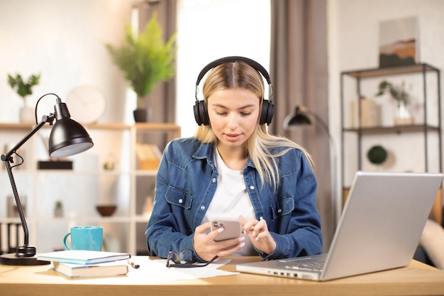 Linda chica tomando un descanso para escuchar música después del trabajo duro