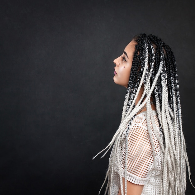 Linda chica con trenzas blancas