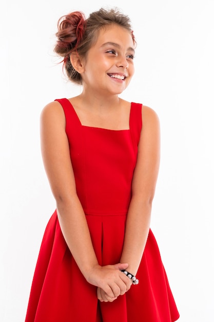 Foto linda chica en vestido rojo