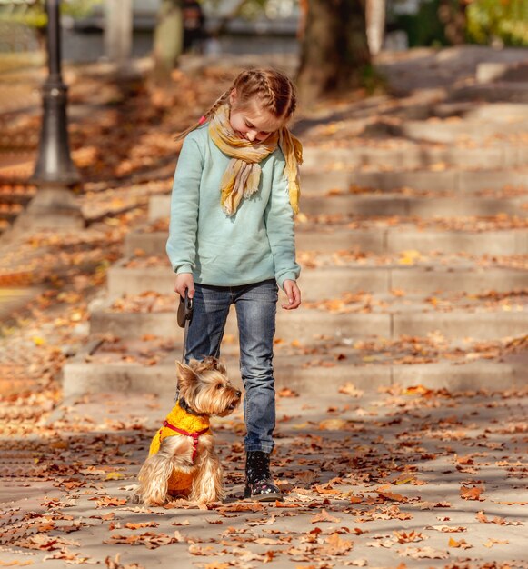 Linda chica con yorkshire terrier