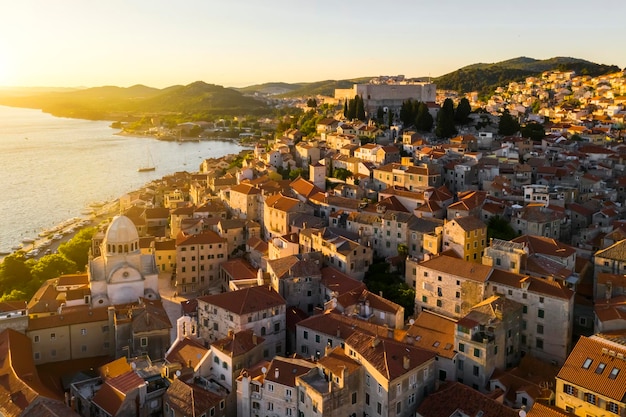 Linda cidade velha de sibenik vista aérea do centro da cidade ao pôr do sol croácia