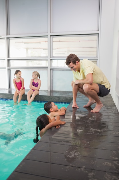 Linda clase de natación escuchando al entrenador