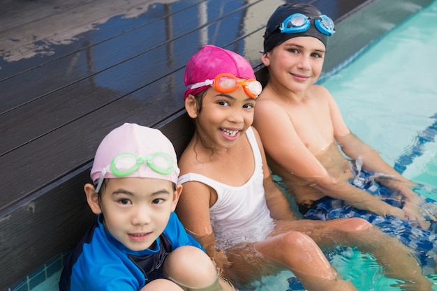 Linda clase de natación en la piscina