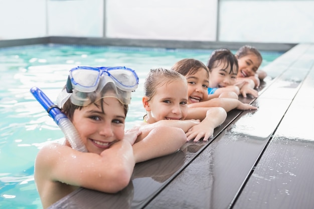 Linda clase de natación en la piscina