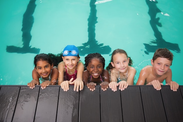 Linda clase de natación sonriendo a la cámara