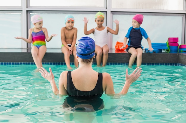 Linda clase de natación viendo el entrenador