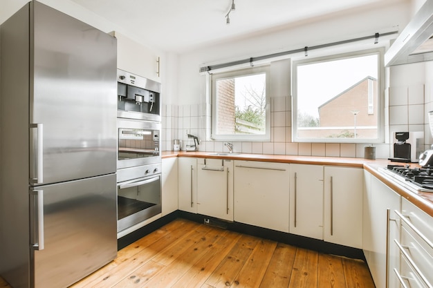 Linda cocina con encimera de madera