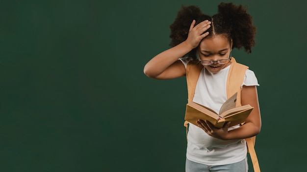 Linda colegiala leyendo un libro