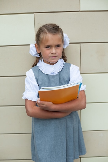 Linda colegiala en su uniforme