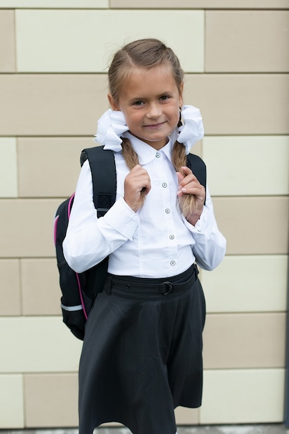 Linda colegiala en su uniforme