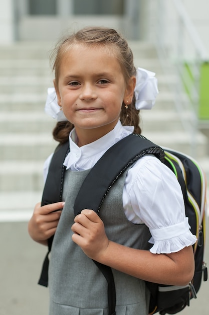 Linda colegiala en su uniforme