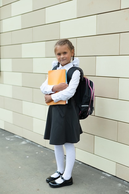 Linda colegiala en su uniforme