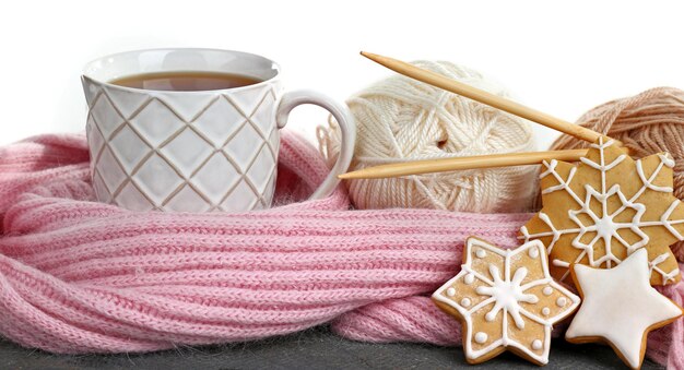 Foto linda composição de inverno com xícara de bebida quente na mesa de madeira com fundo branco