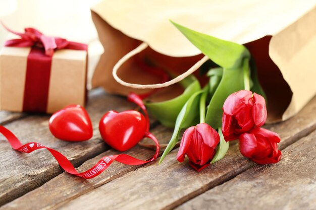 Linda composição romântica com flores fundo de dia dos namorados