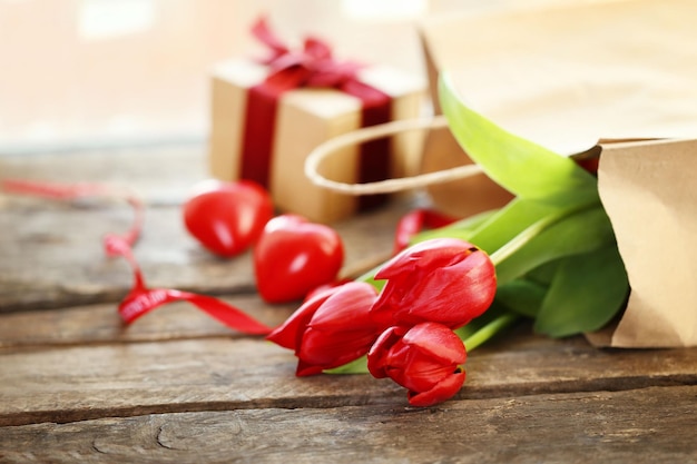 Linda composição romântica com flores fundo de dia dos namorados