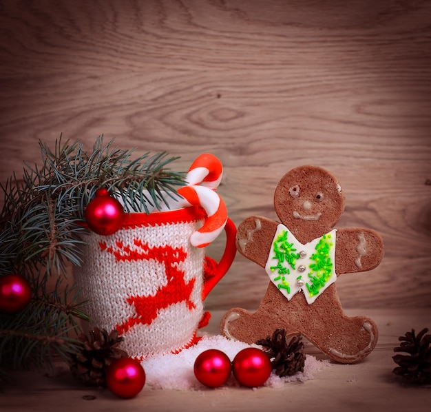 Linda Copa de Natal e homem de gengibre na mesa de madeira