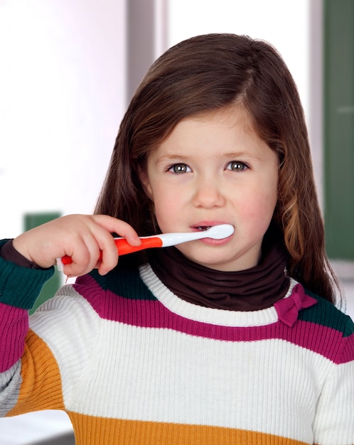 Linda criança escovando os dentes