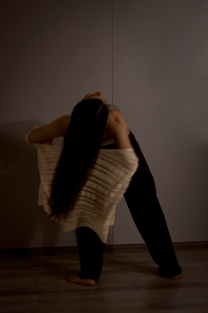 Linda dançarina de balé em maiô preto posando em fundo de estúdio cinza claro Animal