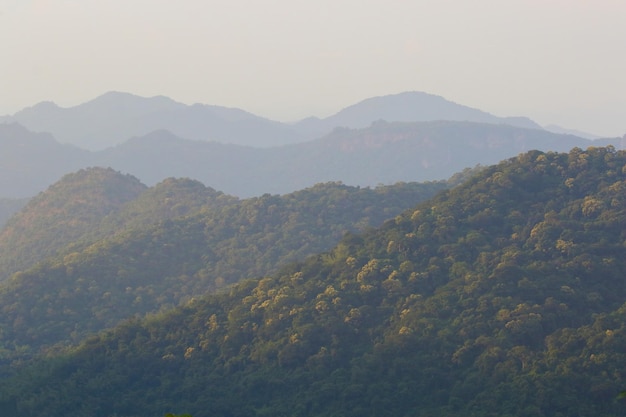 Linda das montanhas no Parque Nacional Khao Yai, Tailândia