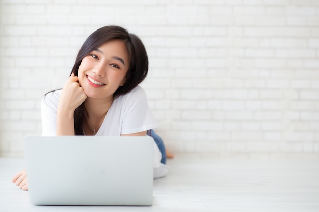 Linda de retrato mulher asiática trabalhando laptop on-line