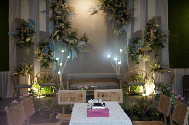 Foto linda decoração de casamento com flores, folhas e lâmpadas