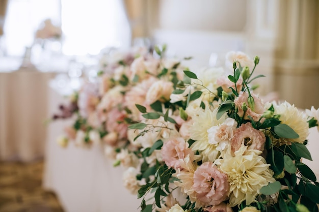 Linda decoração de mesa de casamento com flores frescas