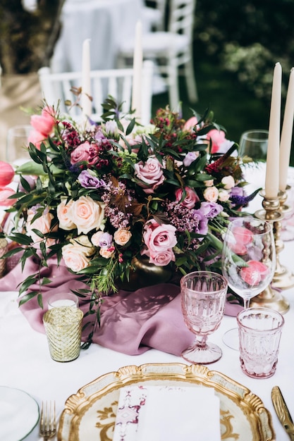 Linda decoração de mesa de casamento e florística