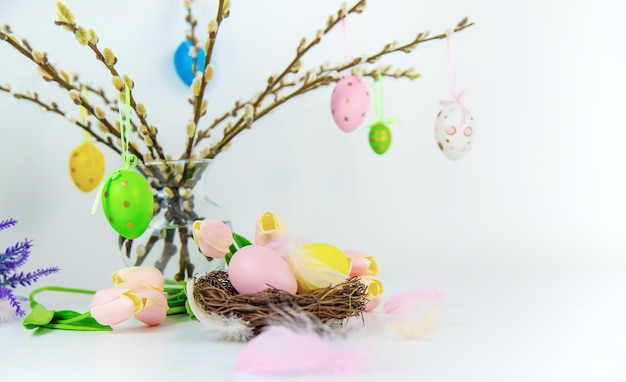 Linda decoração de Páscoa em um feriado de foco seletivo de fundo branco