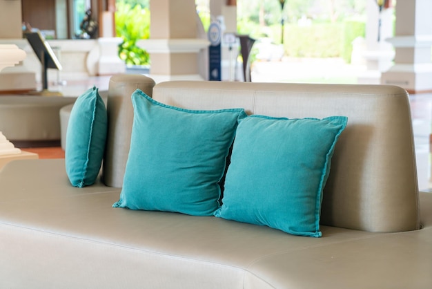 linda decoração de travesseiros confortáveis no sofá