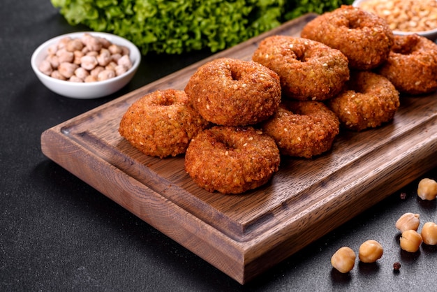 Linda deliciosa falafel de grão de bico fresco com molhos em um fundo de concreto. Elementos da cozinha vegetariana